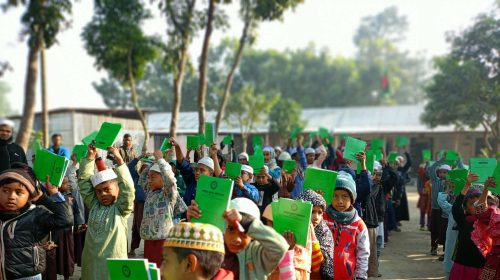 চিলাহাটিতে আহলুস সুফফা ফাউন্ডেশনের শিক্ষা উপকরণ বিতরণ
