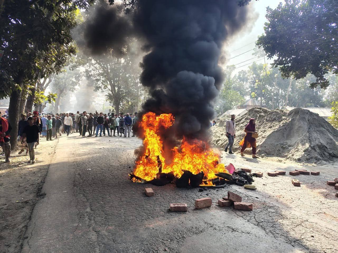 মাদারীপুরে কাভার্ডভ্যানের ধাক্কায় নারীসহ নিহত ৩, আরো দু’জন আহত