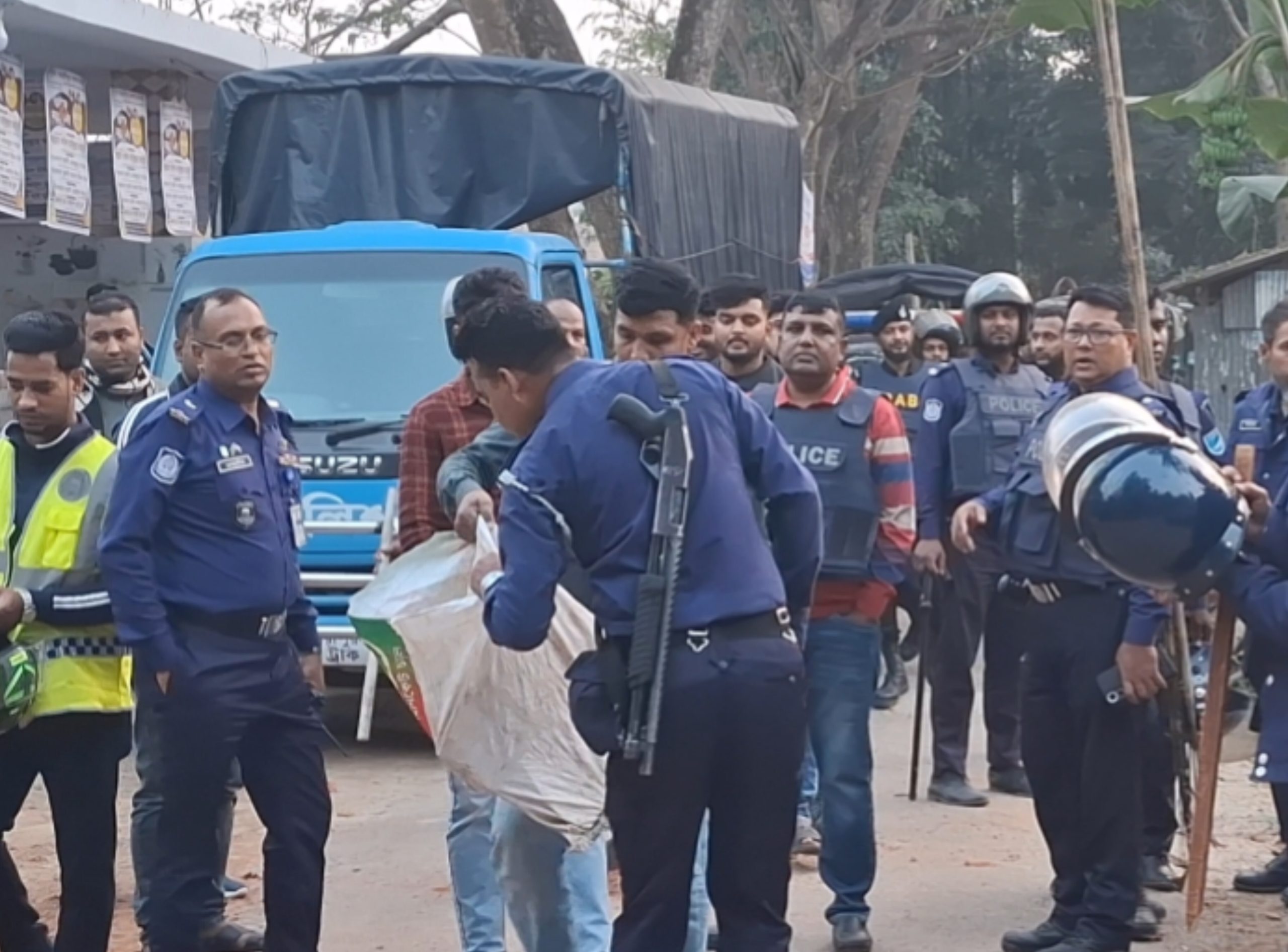 শ্রমিক দল নেতা শাকিল মুন্সি হত্যাকাণ্ডের জেরে মাদারীপুরে রক্তক্ষয়ী সংঘর্ষ, শতাধিক বোমা বিস্ফোরণ