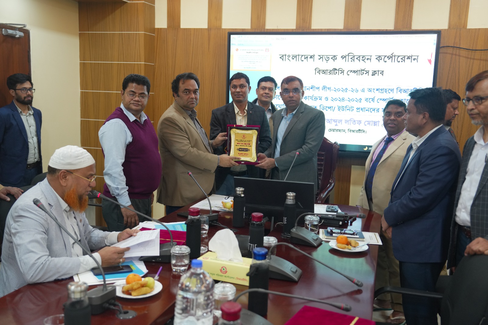 বিআরটিসি স্পোর্টস ক্লাবের সম্মাননা স্মারক ক্রেস্ট পেয়েছেন মো: রাজু মোল্লা