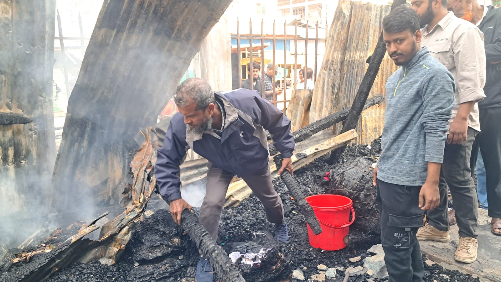 বাগেরহাটে পুরোনো শীত কাপড় মার্কেটে আগুন