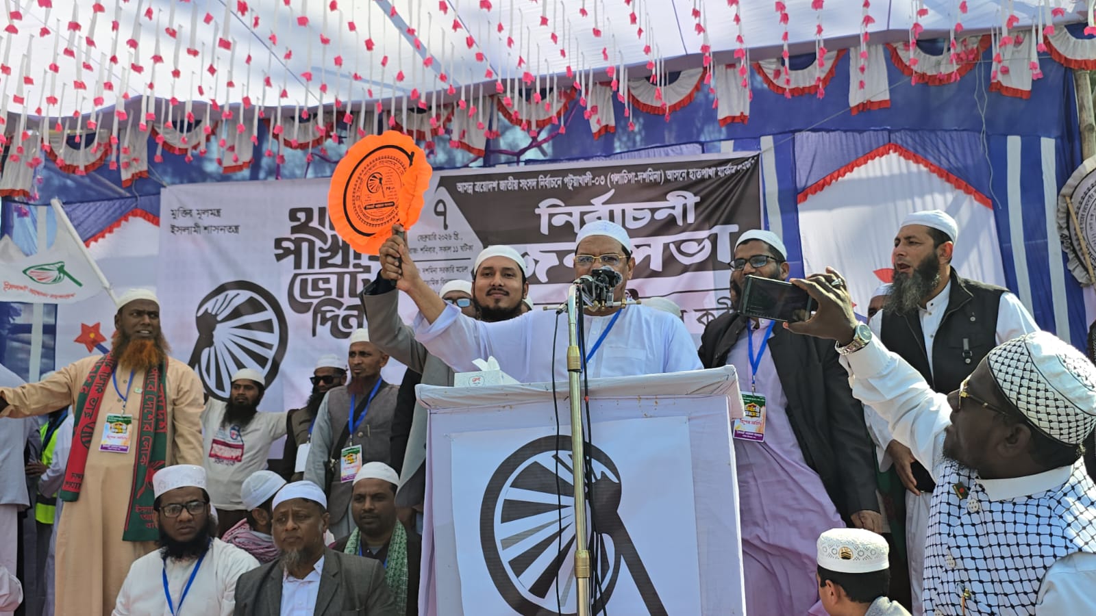 বিএনপি ক্ষমতায় এলে আ.লীগ ঘর ছেড়ে পালায় আর আ.লীগ এলে বিএনপি পালায়- চরমোনাই পীর