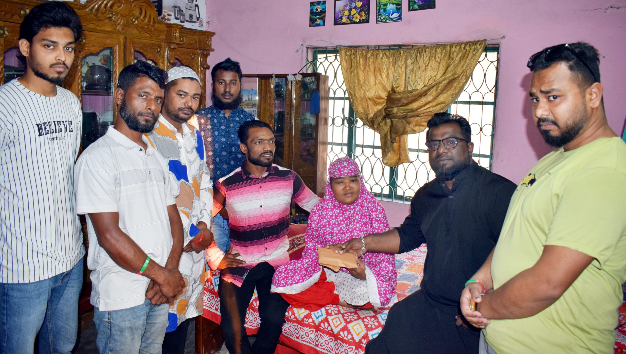 অসহায় শ্রমিক ইয়াসিন’র অসুস্থ স্ত্রীকে বাঁচাতে সাহায্যের হাত বাড়ালেন এমপি বকুল