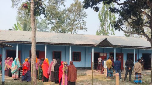 ভূরুঙ্গামারীতে শান্তি পূর্ণ ভাবে সংসদ নির্বাচনের ভোট গ্রহণ চলছে