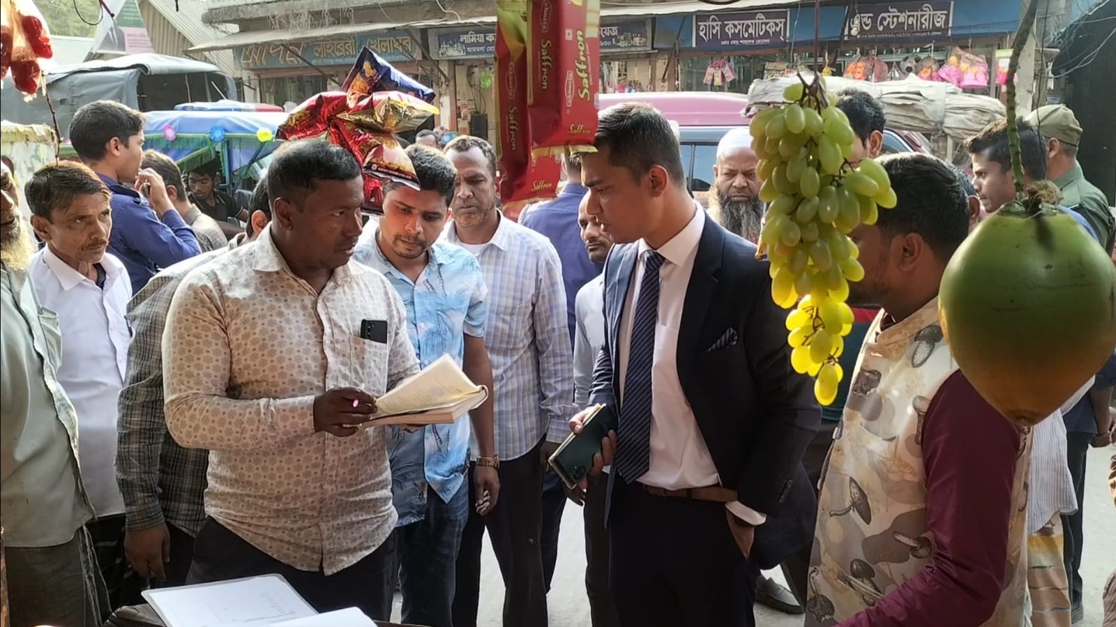 ভূরুঙ্গামারীতে নিম্নমানের খেজুর বিক্রি করায় তিন ব্যবসায়ীর জরিমানা