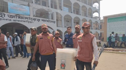 বিজয়নগরে কঠোর নিরাপত্তায় ভোটের সরঞ্জামাদি কেন্দ্রে কেন্দ্রে