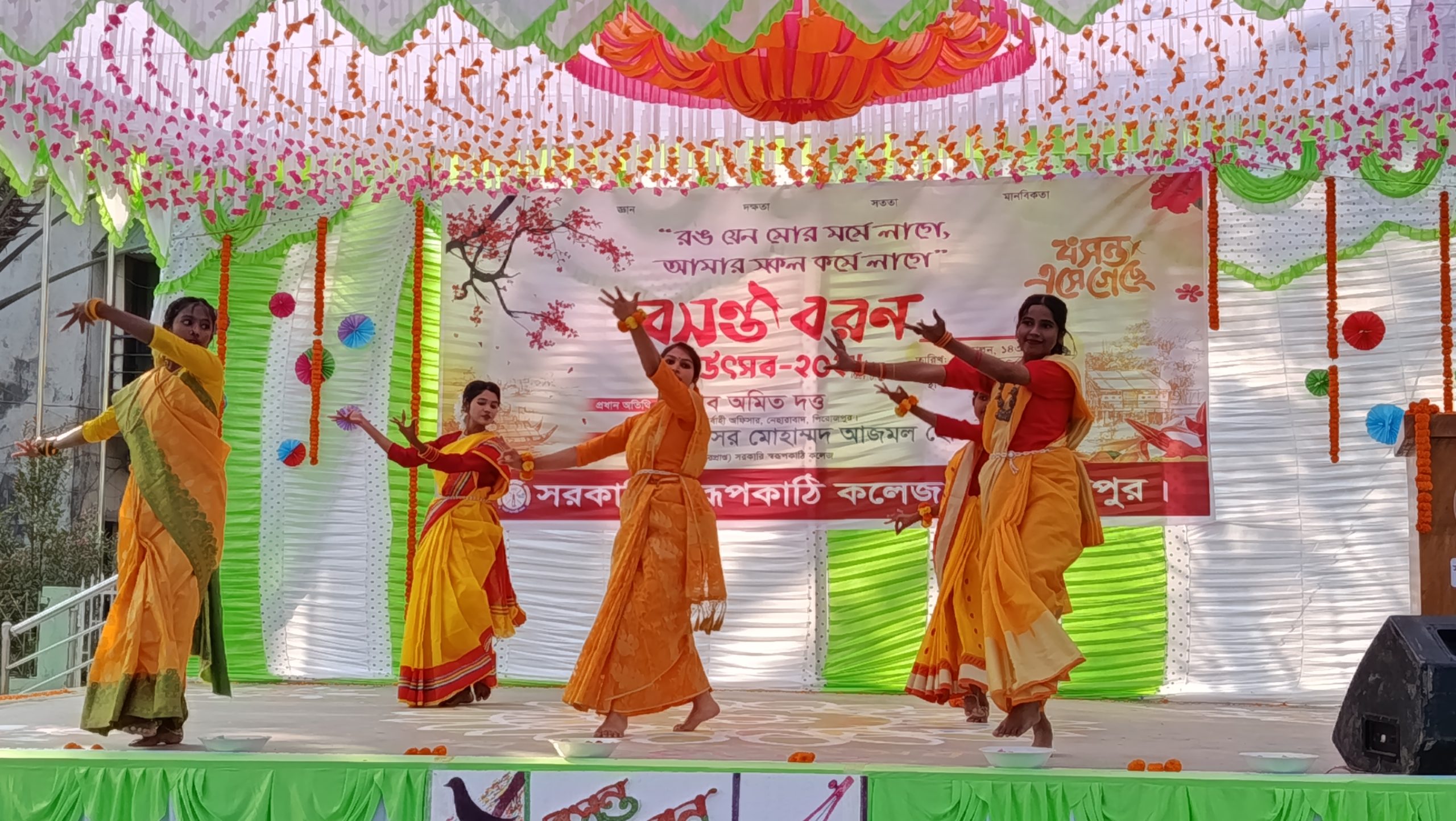 স্বরূপকাঠিতে নাচ গান আবৃত্তিতে বসন্ত বরণ