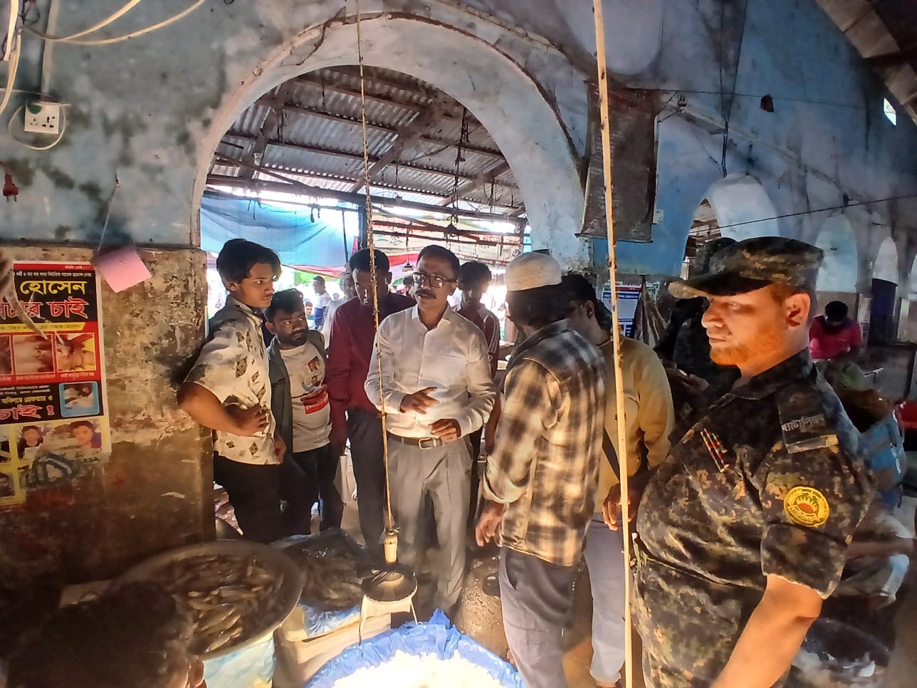 ব্রাহ্মণবাড়িয়ায় জেলি মেশানো চিংড়ি বিক্রি, ব্যবসায়ীকে জরিমানা