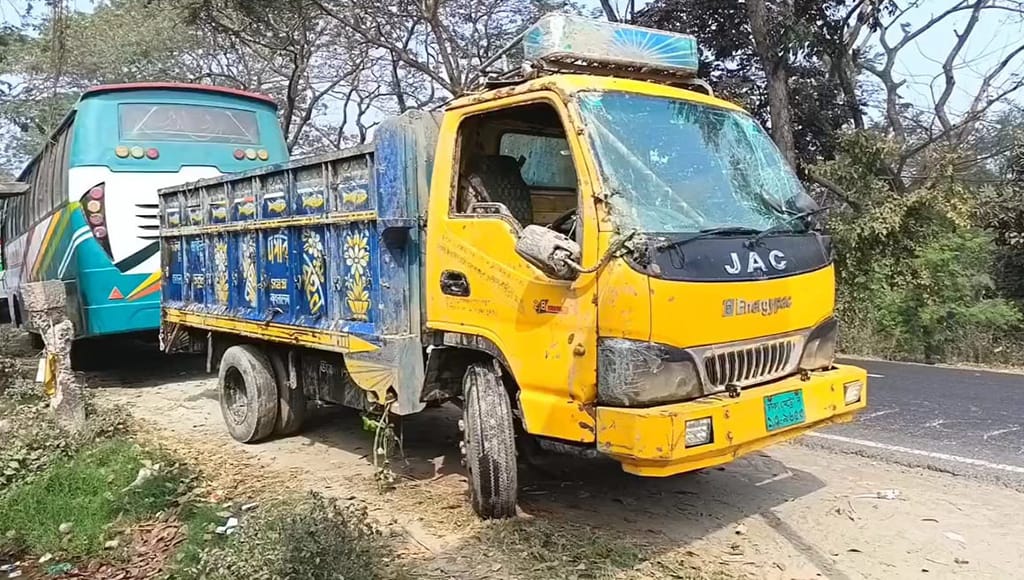 মাদারীপুরে ট্রাক উল্টে খাদে পড়ে নিহত ২