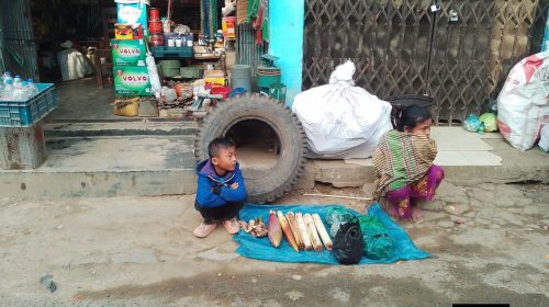 কিশোরের চোখে অভিযোগ নেই আছে দায়িত্বের নীরব দৃঢ়তা