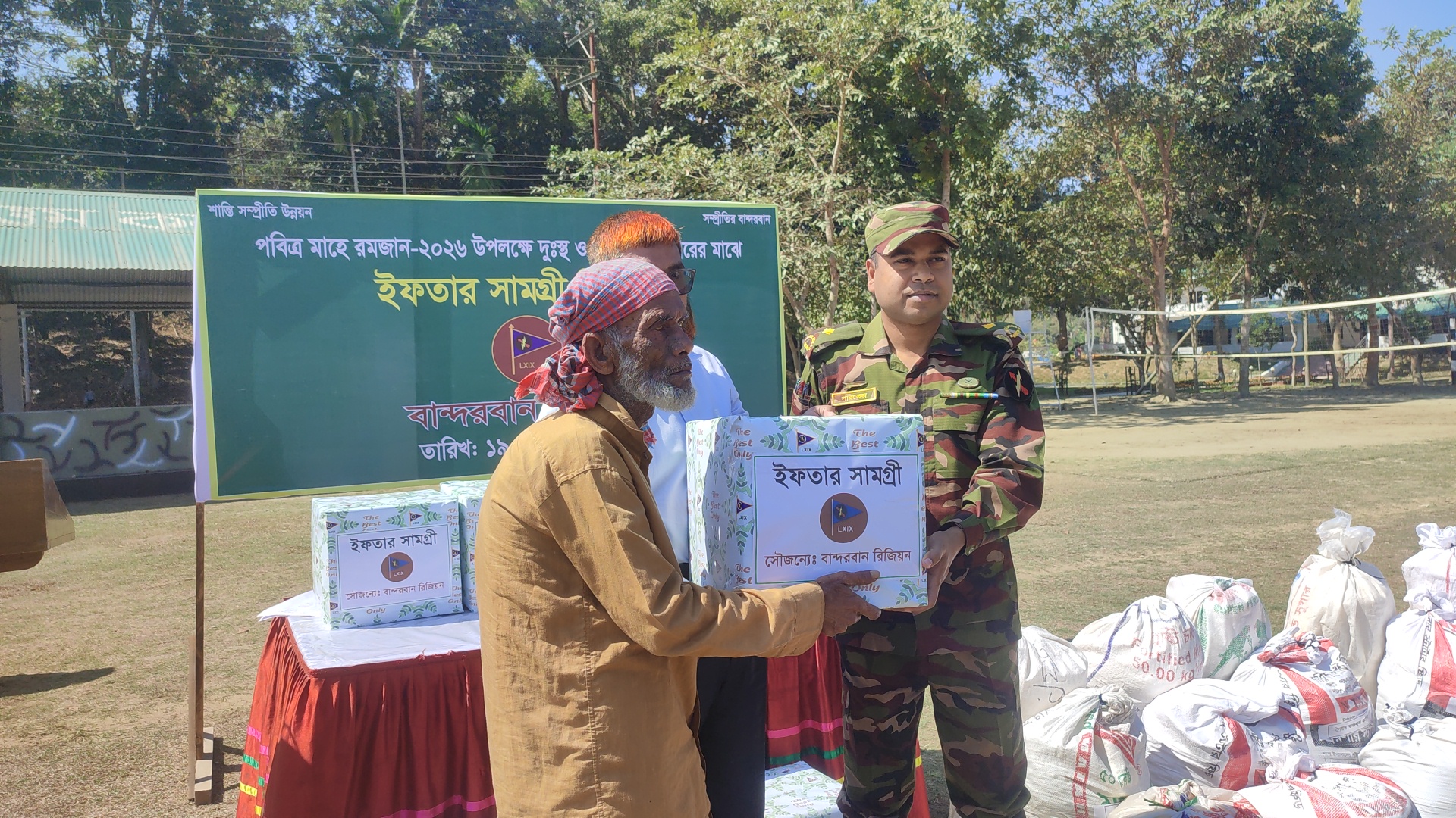 রমজানের শুরুতে দুঃস্থ,অসহায় পরিবার ও এতিম খানায় সেনাবাহিনীর ইফতার সামগ্রী উপহার