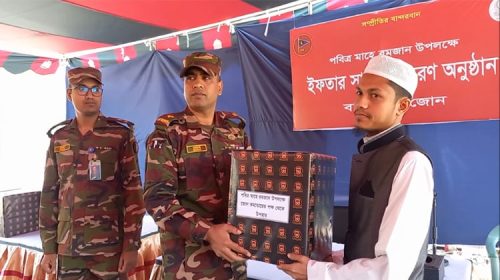 বান্দরবানে রমজান মাসে সেনাবাহিনীর ইফতার সামগ্রী বিতরণ