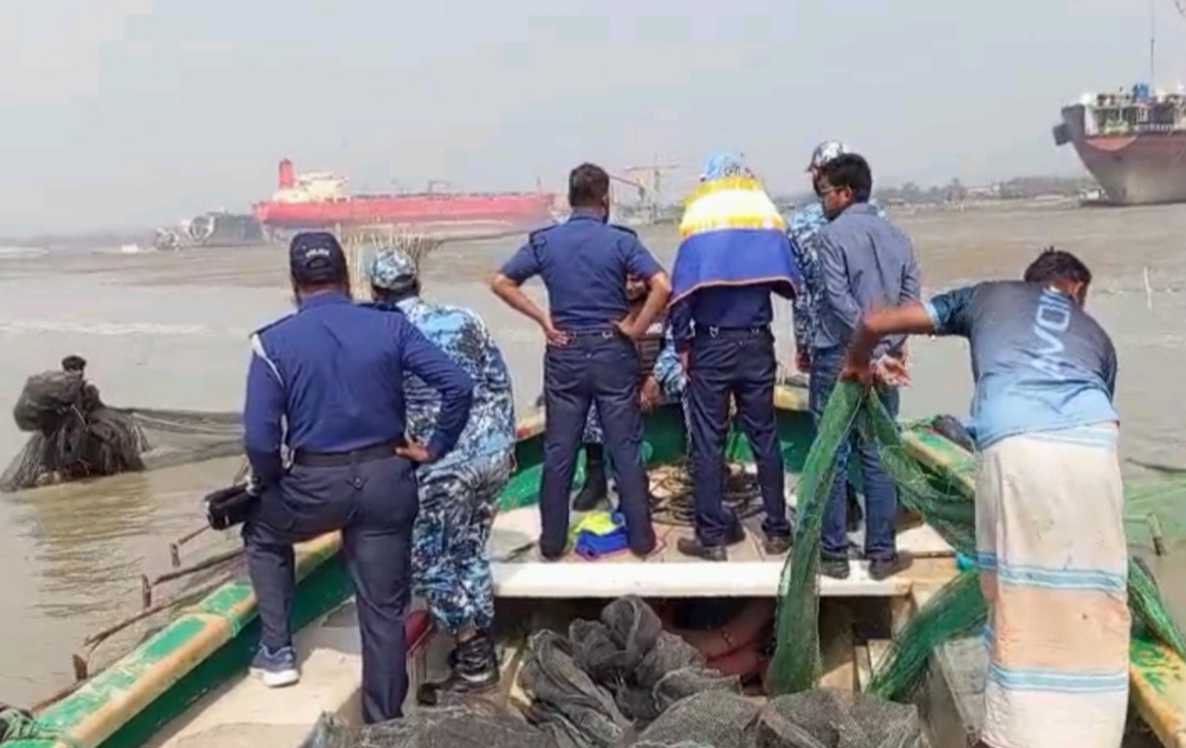 সীতাকুণ্ডে কম্বিং অপারেশনে ৯ লক্ষ টাকা মূল্যের অবৈধ চরঘেরা জাল জব্দ