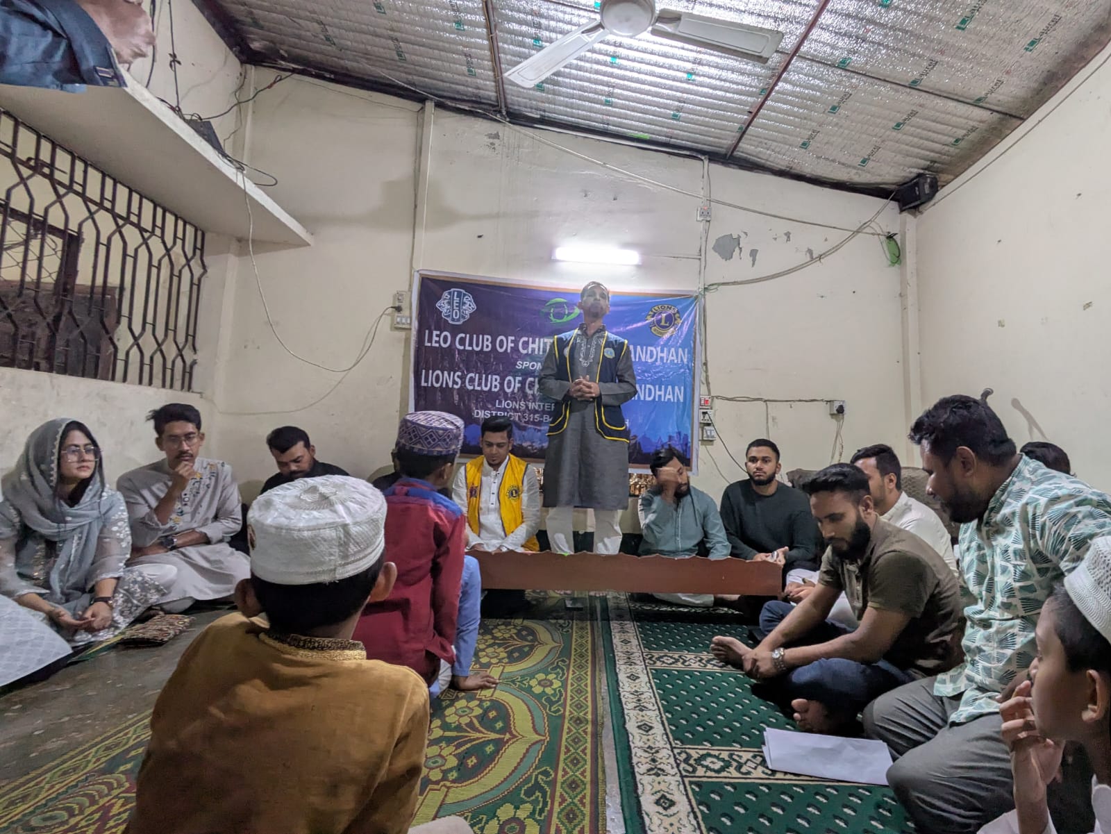 মাদ্রাসার শিশু শিক্ষার্থীদের সাথে বন্ধন লিও ক্লাবের ইফতার