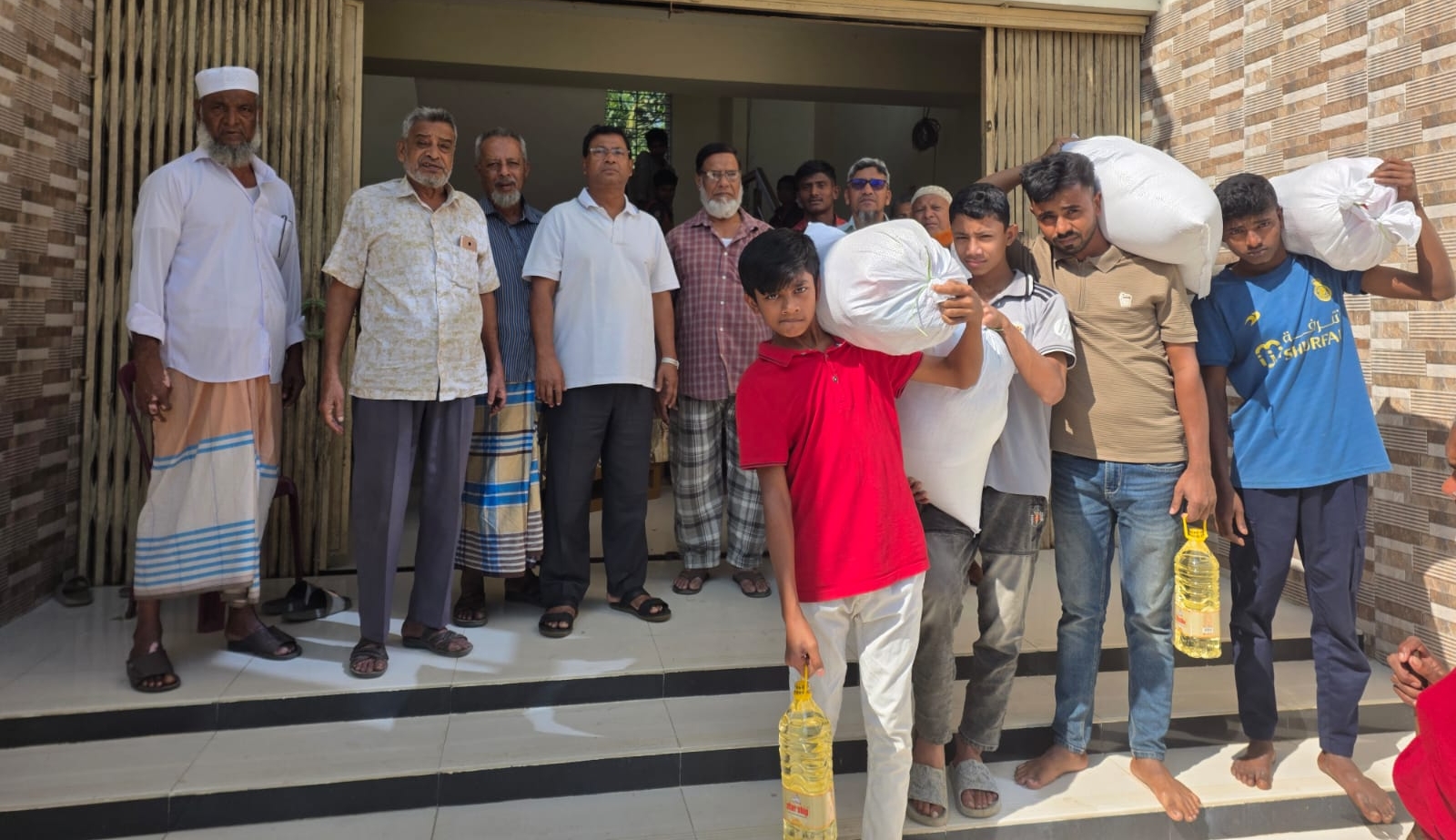 দোহাজারীতে ৭শ পরিবারের মাঝে ইফতারসামগ্রী বিতরণ করলেন আবদুল নবী খান