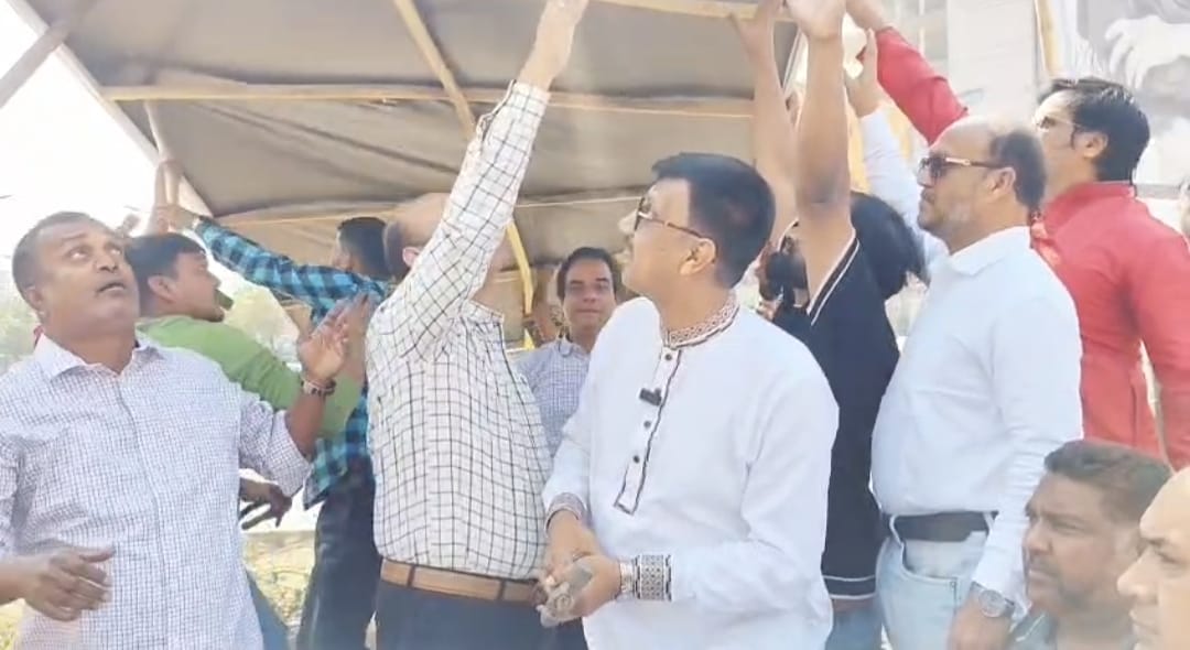 ক্লিন এন্ড গ্রীণ সাভার গড়তে নিজের হাতে নিজেই বিলবোর্ড অপসারণ করলেন সংসদ সদস্য