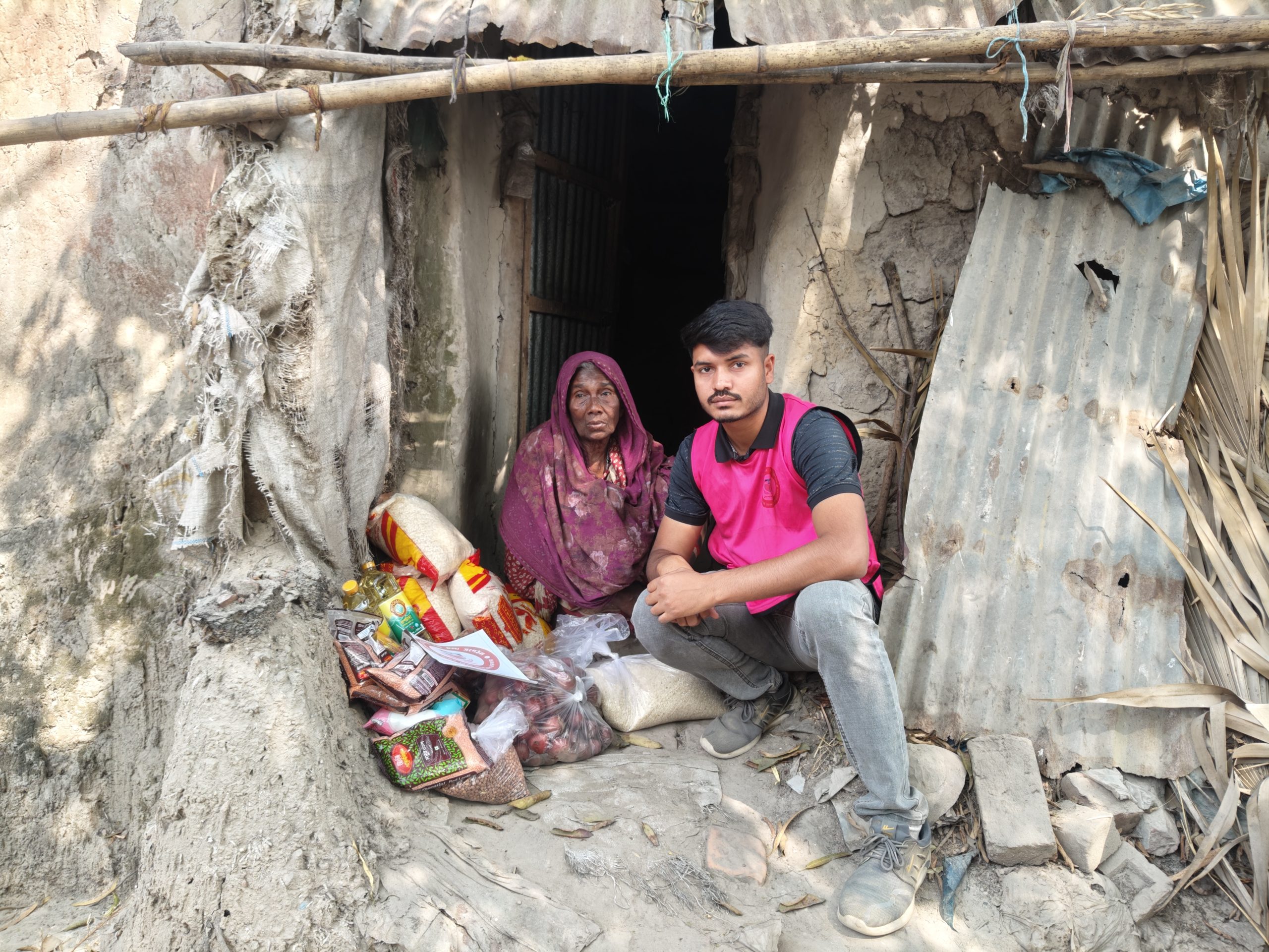 রায়গঞ্জে অসহায় পরিবারের মাঝে রমজানের খাদ্যসামগ্রী বিতরণ