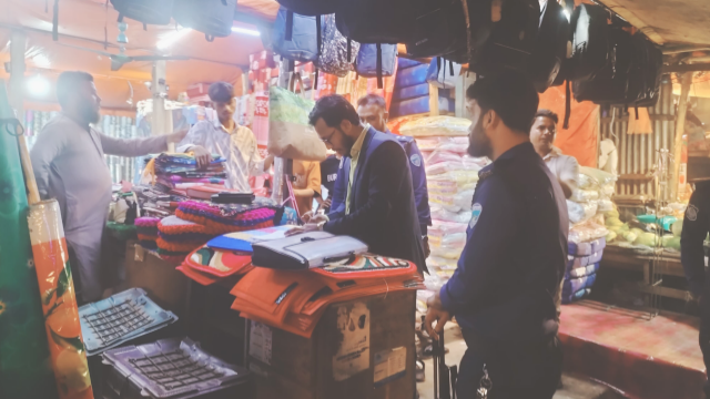 বাঁশখালী উপজেলা প্রশাসনের অভিযান, ৭ ব্যবসায়ীকে জরিমানা