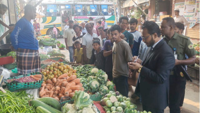 বাঁশখালীতে বাজার মনিটরিং মোবাইল কোর্ট: ৩ মামলায় ২৭ হাজার টাকা জরিমানা