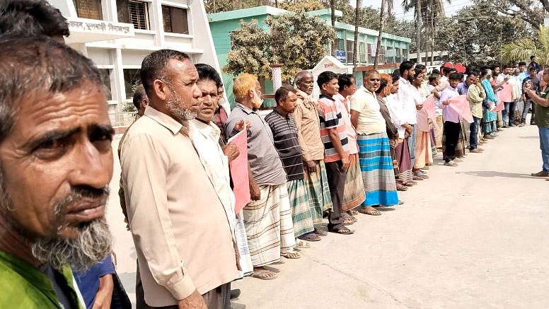 ফুলবাড়ীতে গভীর নলকুপ বে-দখলের প্রতিবাদে মানববন্ধন অনুষ্ঠিত