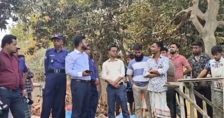 ব্রাহ্মণবাড়িয়ায় ড্রেজার দিয়ে ৬০০ বছর পুরনো পুকুর ভরাট, গ্রেপ্তার ৩