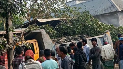 মির্জাপুরে মাটিবোঝাই ট্রাক ঢুকল ঘরে, চাপা পড়ে ঘুমন্ত বৃদ্ধ নিহত