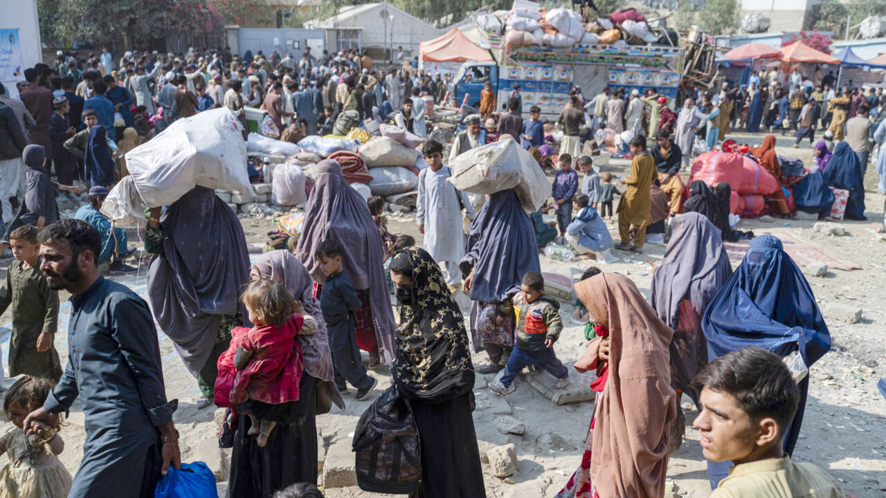 দেড় মাসে দেড় লাখ আফগানকে ফেরত পাঠিয়েছে পাকিস্তান-ইরান