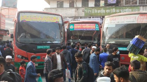 গাড়ী সংকটে বিড়ম্বনায় ঘরমুখো মানুষ যাত্রী সেবায় এগিয়ে এলো বিআরটিসি