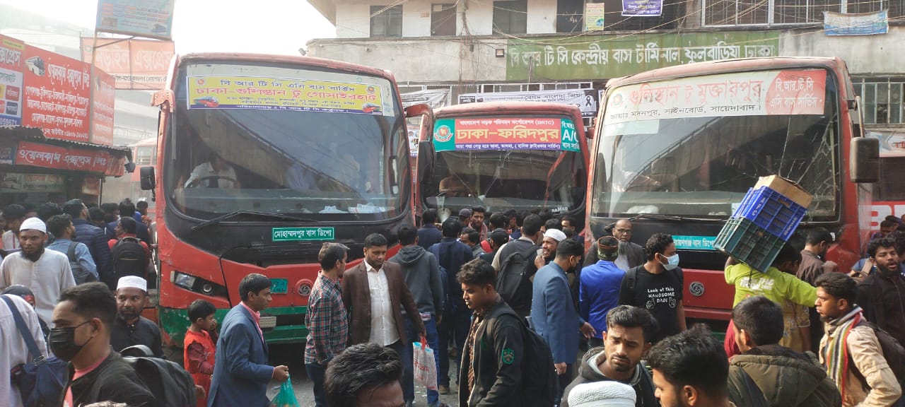 গাড়ী সংকটে বিড়ম্বনায় ঘরমুখো মানুষ যাত্রী সেবায় এগিয়ে এলো বিআরটিসি
