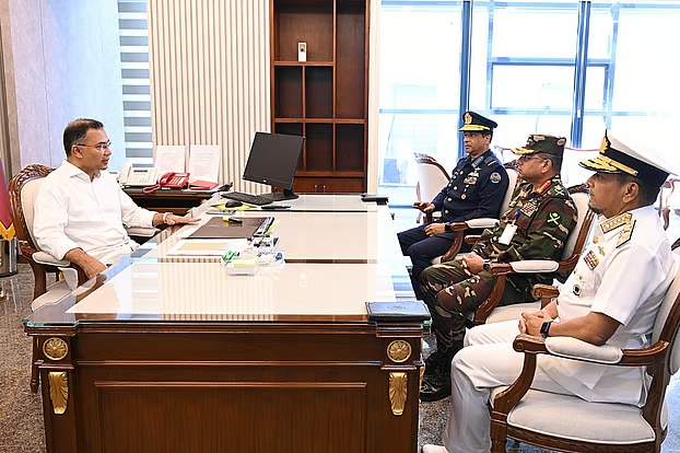সচিবালয়ে প্রধানমন্ত্রীর সঙ্গে তিন বাহিনীর প্রধানদের সাক্ষাৎ