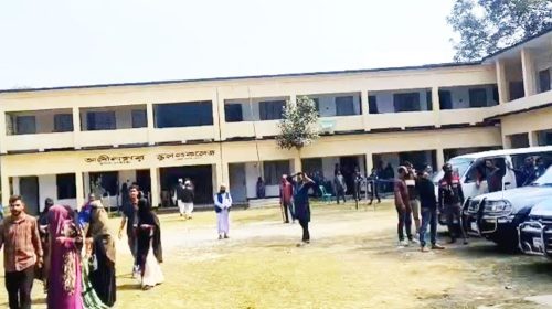 ককটেল বিস্ফোরণের পর কেন্দ্র থেকে ব্যালট পেপার নেওয়ার চেষ্টা, ভোটগ্রহণ বন্ধ