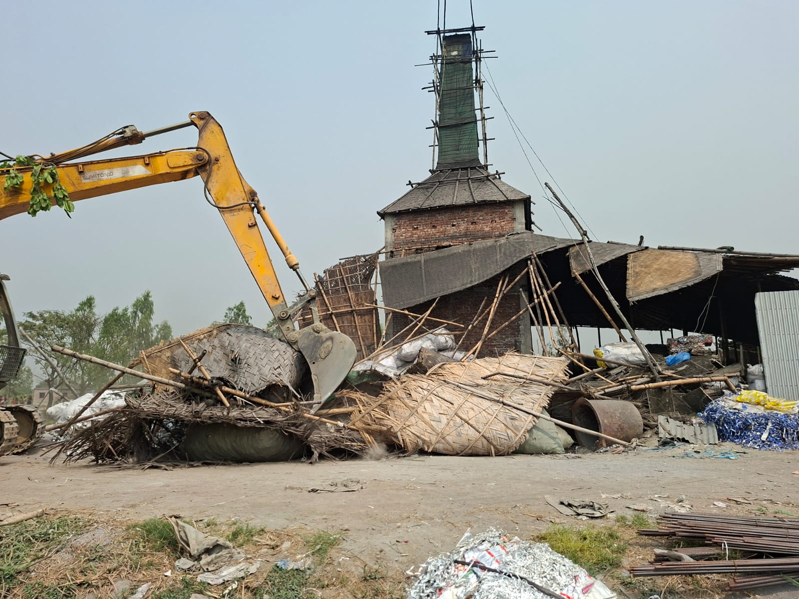 সিরাজদিখানে মোবাইল কোর্টের অভিযানে অবৈধ ভাট্টি কারখানা গুড়িয়ে দিয়েছে প্রশাসন