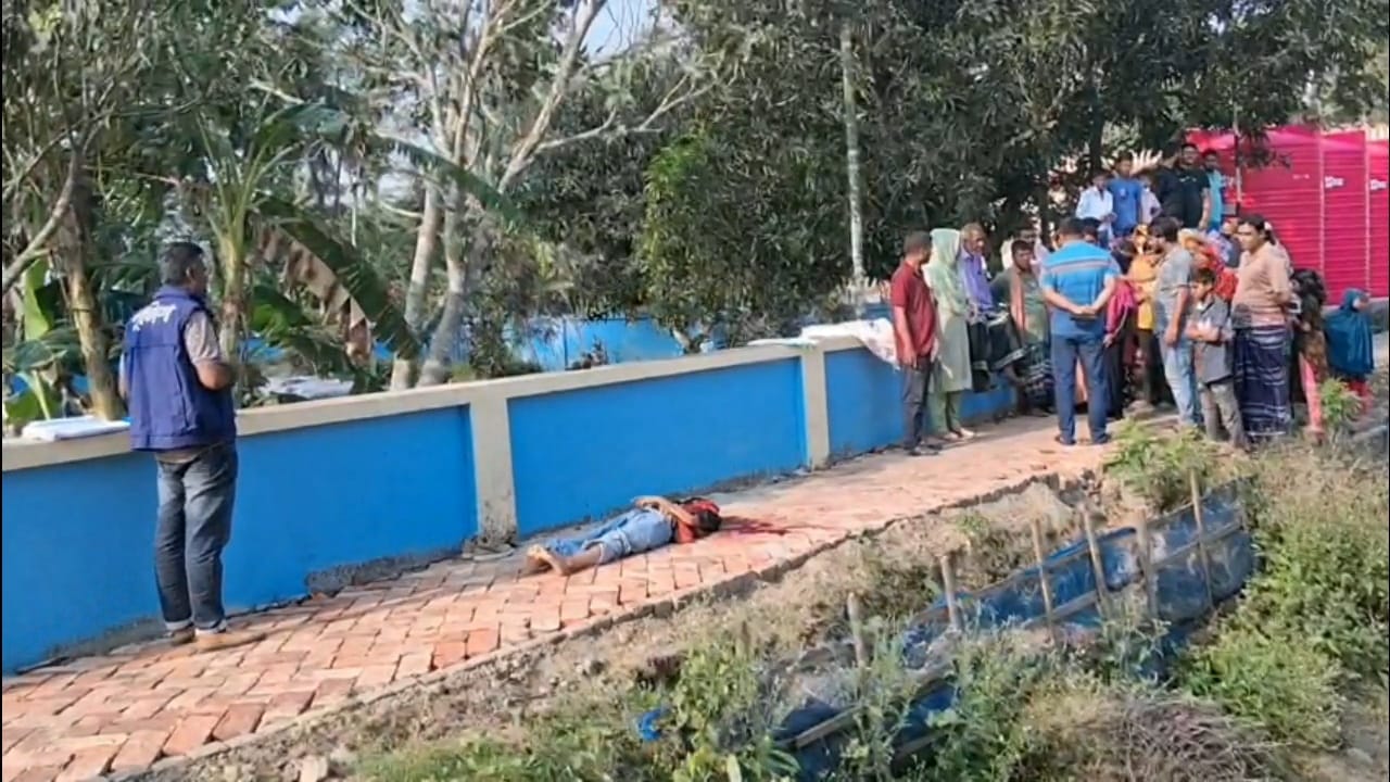 বাগেরহাটে কিশোরীর গলাকাটা মরদেহ উদ্ধার, তদন্তে পুলিশ