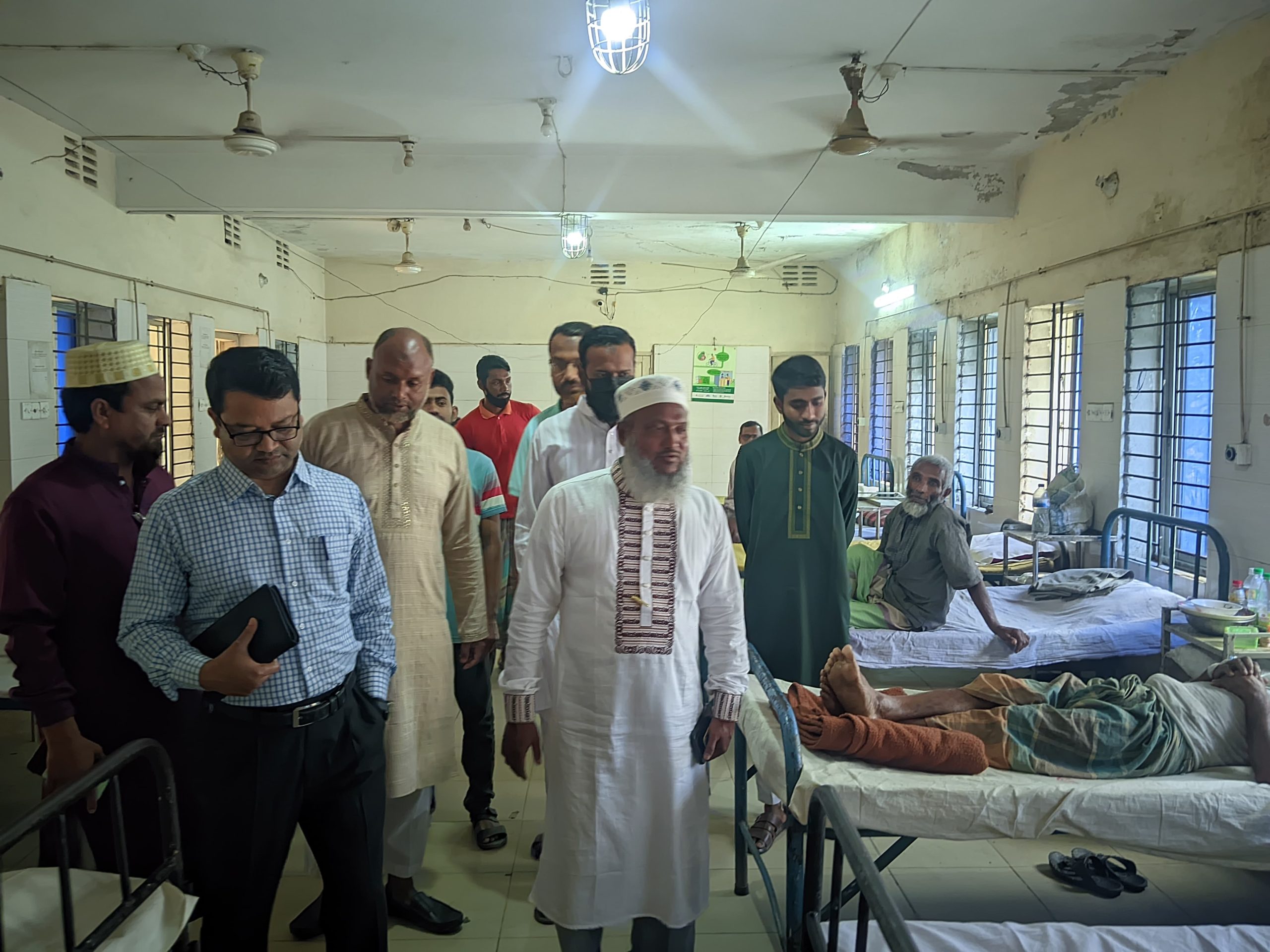 সকাল ৯টায় ভূরুঙ্গামারী সদর হাসপাতাল পরিদর্শনে গেলেন এমপি আনোয়ারুল