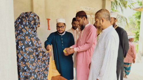 সিংড়ায় ৬০০ পরিবারের মাঝে জামায়াতের মেয়র প্রার্থীর ঈদসামগ্রী বিতরণ