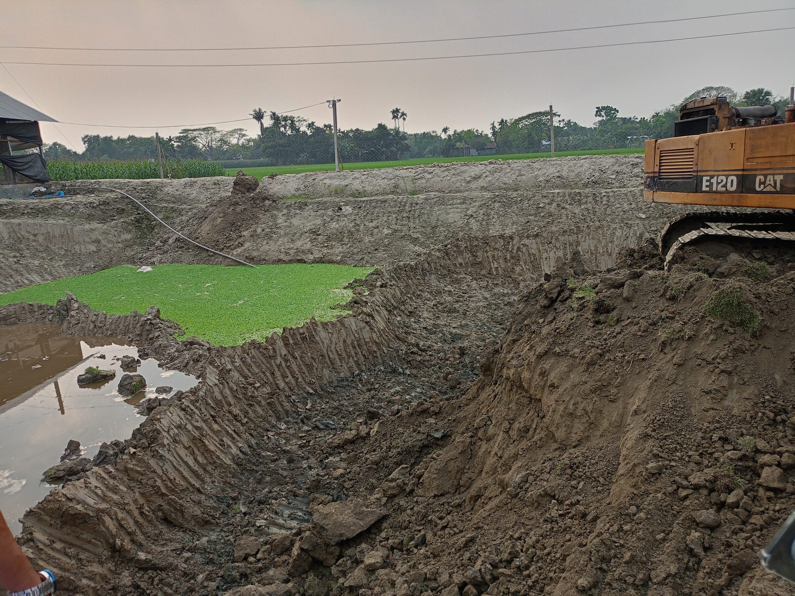 কিশোরগঞ্জের হোসেনপুর অবৈধভাবে মাটি কাটায় এক লক্ষ টাকা জরিমানা