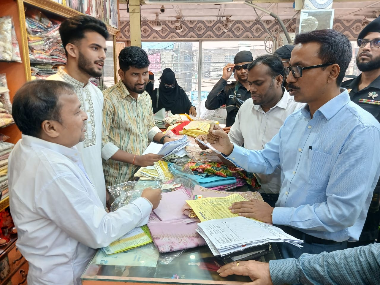 ব্রাহ্মণবাড়িয়ায় কাপড়ের বাজারে ভোক্তা অধিকার অধিদপ্তরের অভিযান