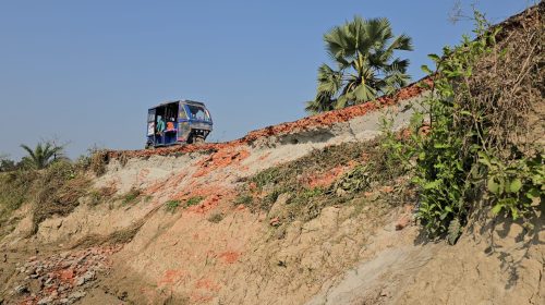 মাদারীপুরে গুরুত্বপূর্ণ সড়ক নদীর পেটে, এলজিইডি ও পাউবোর গড়িমসিতে জনগনের ভোগান্তি