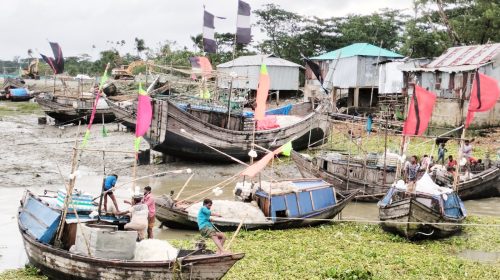 মাছ ধরার নিষেধাজ্ঞায় লালমোহনে প্রায় ২৭ হাজার জেলে কর্মহীন