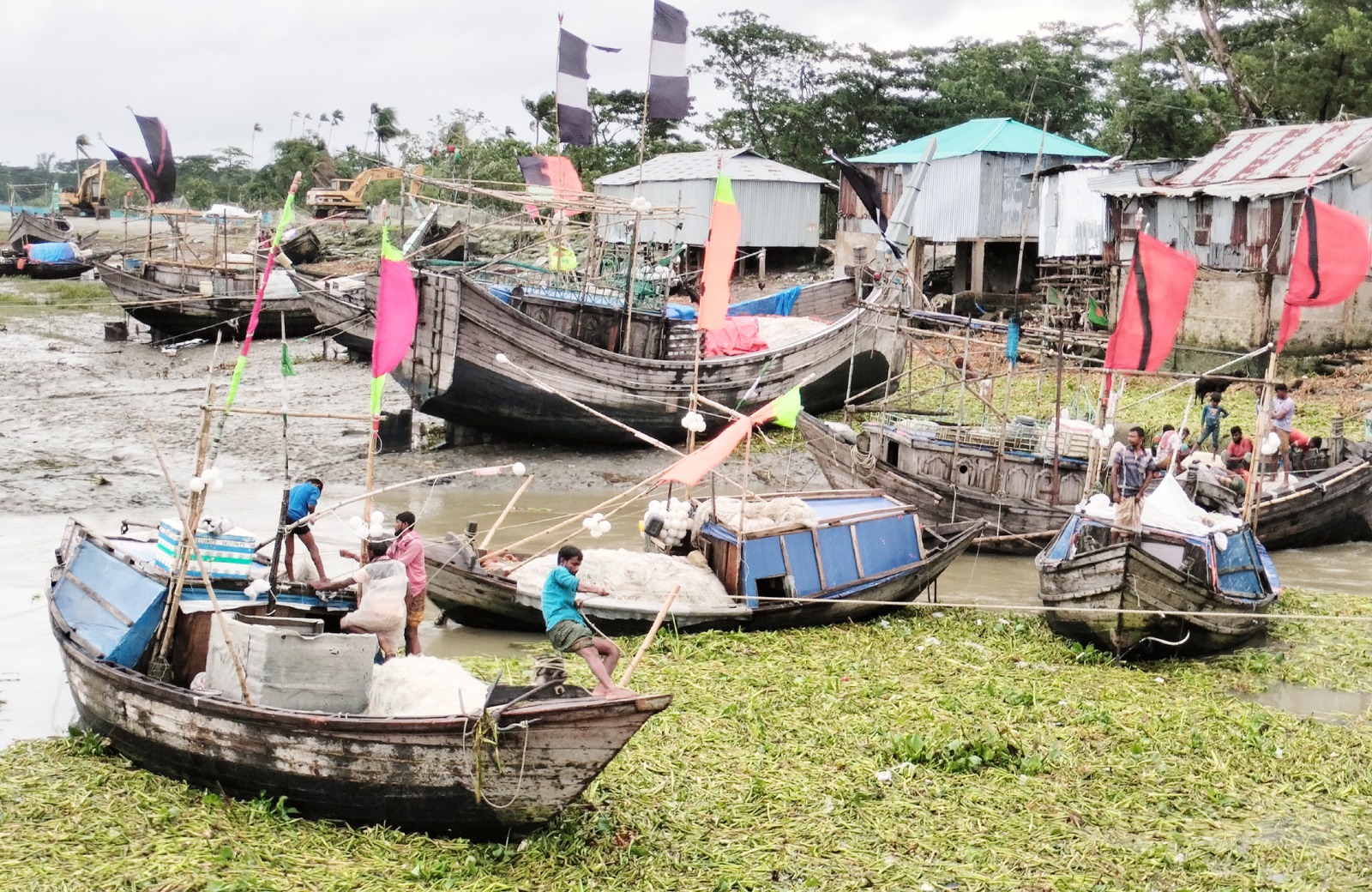 মাছ ধরার নিষেধাজ্ঞায় লালমোহনে প্রায় ২৭ হাজার জেলে কর্মহীন