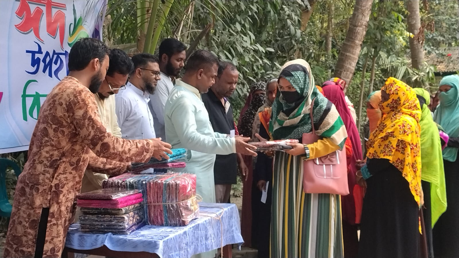 ঈদের আনন্দ ভাগাভাগি: বাগেরহাটে মাজেদা বেগম ফাউন্ডেশনের উপহার বিতরণ