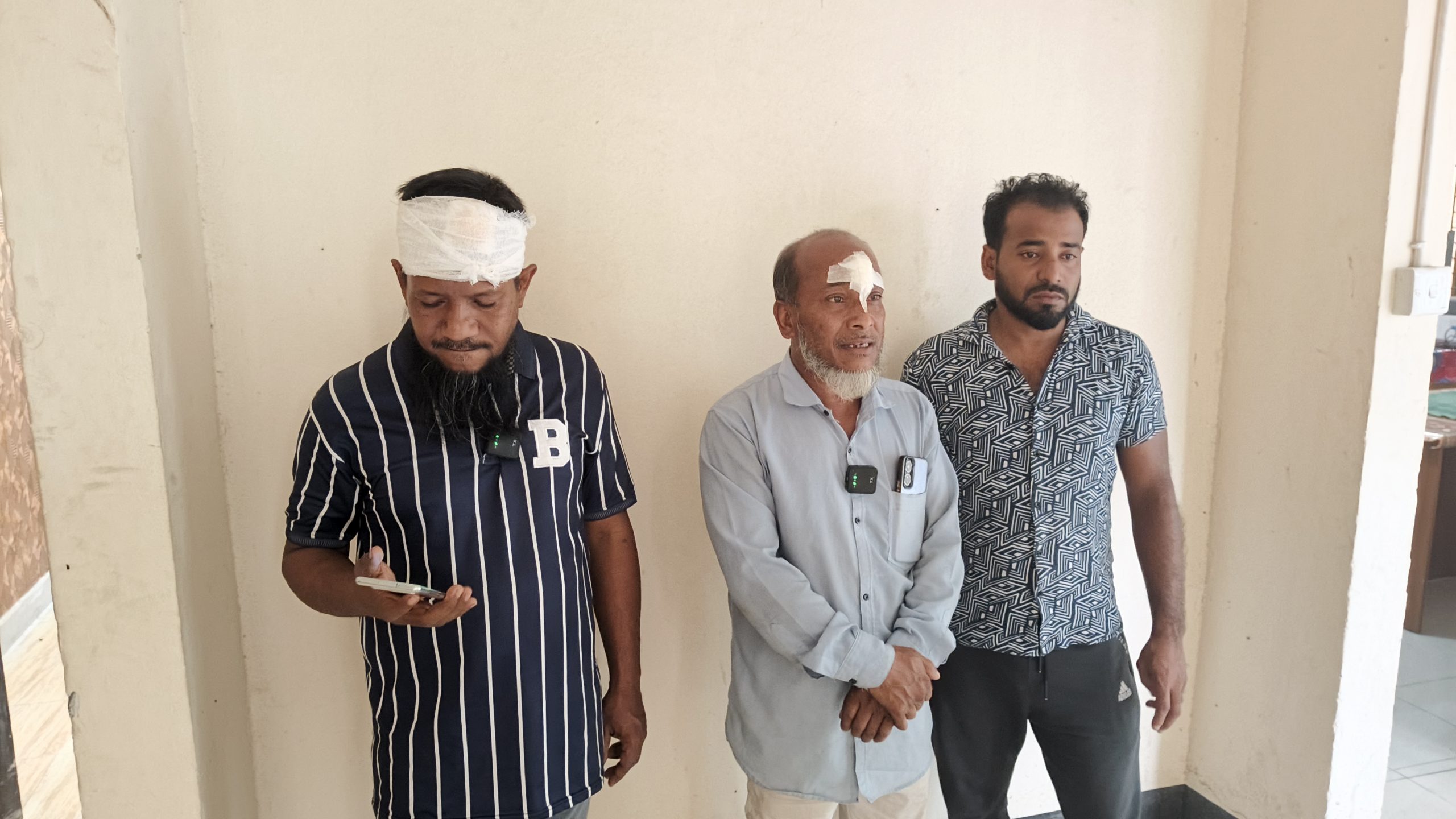 আড়াইহাজারে ছিনতাইকৃত মোবাইল উদ্ধার করতে মসজিদে গিয়েও শেষ রক্ষা হয়নি,৩ জনকে কুপিয়ে যখম