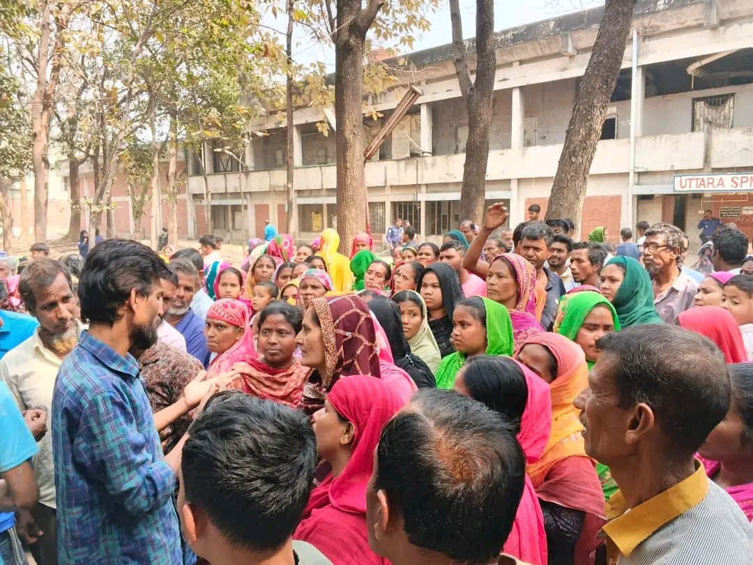 মির্জাপুরে বেতন ভাতা ও ঈদ বোনাসের দাবিতে রাস্তা অবরোধ
