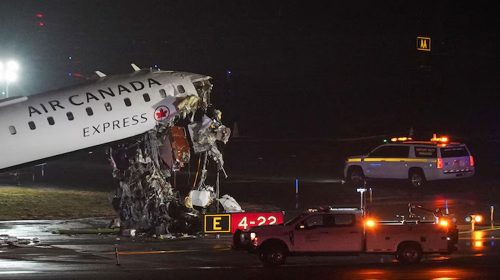 নিউইয়র্কের বিমানবন্দরে বিমান ও গাড়ির সংঘর্ষ, আহত ৪