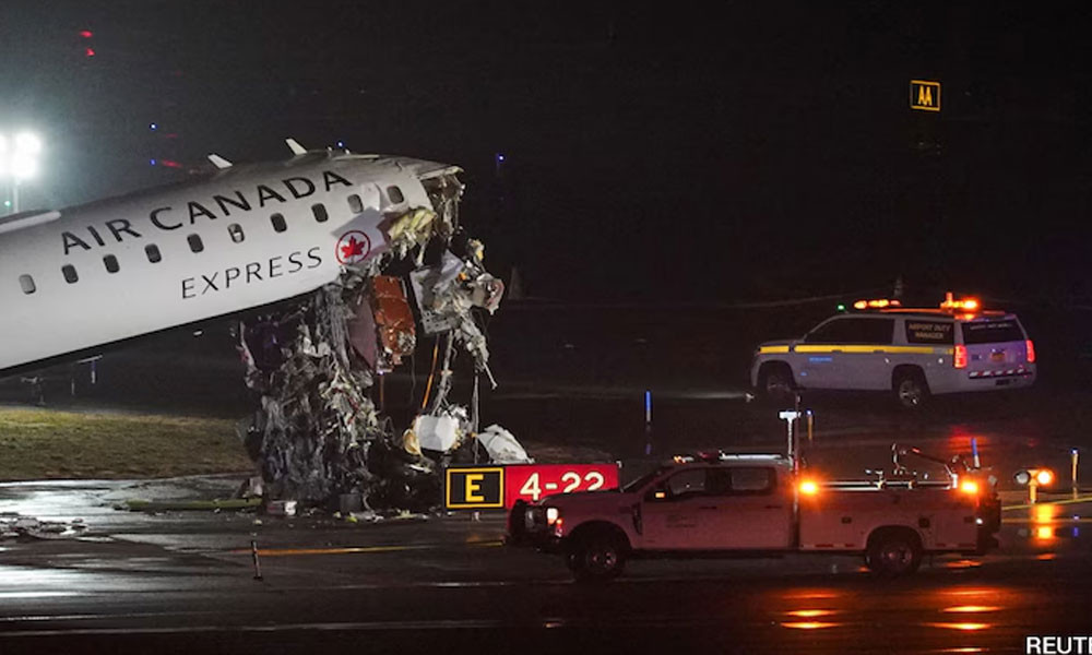 নিউইয়র্কের বিমানবন্দরে বিমান ও গাড়ির সংঘর্ষ, আহত ৪