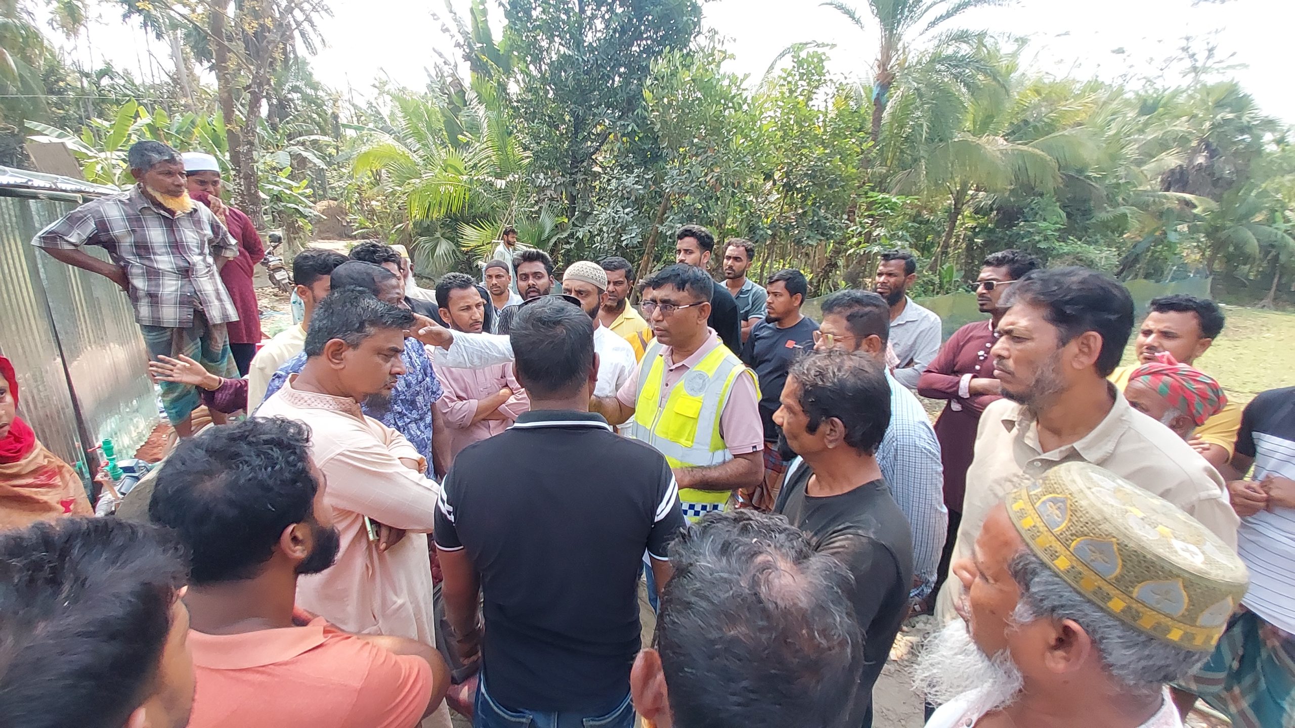 মোরেলগঞ্জে মাদ্রাসা শিক্ষকের জমিতে ভবন নির্মাণের অভিযোগ