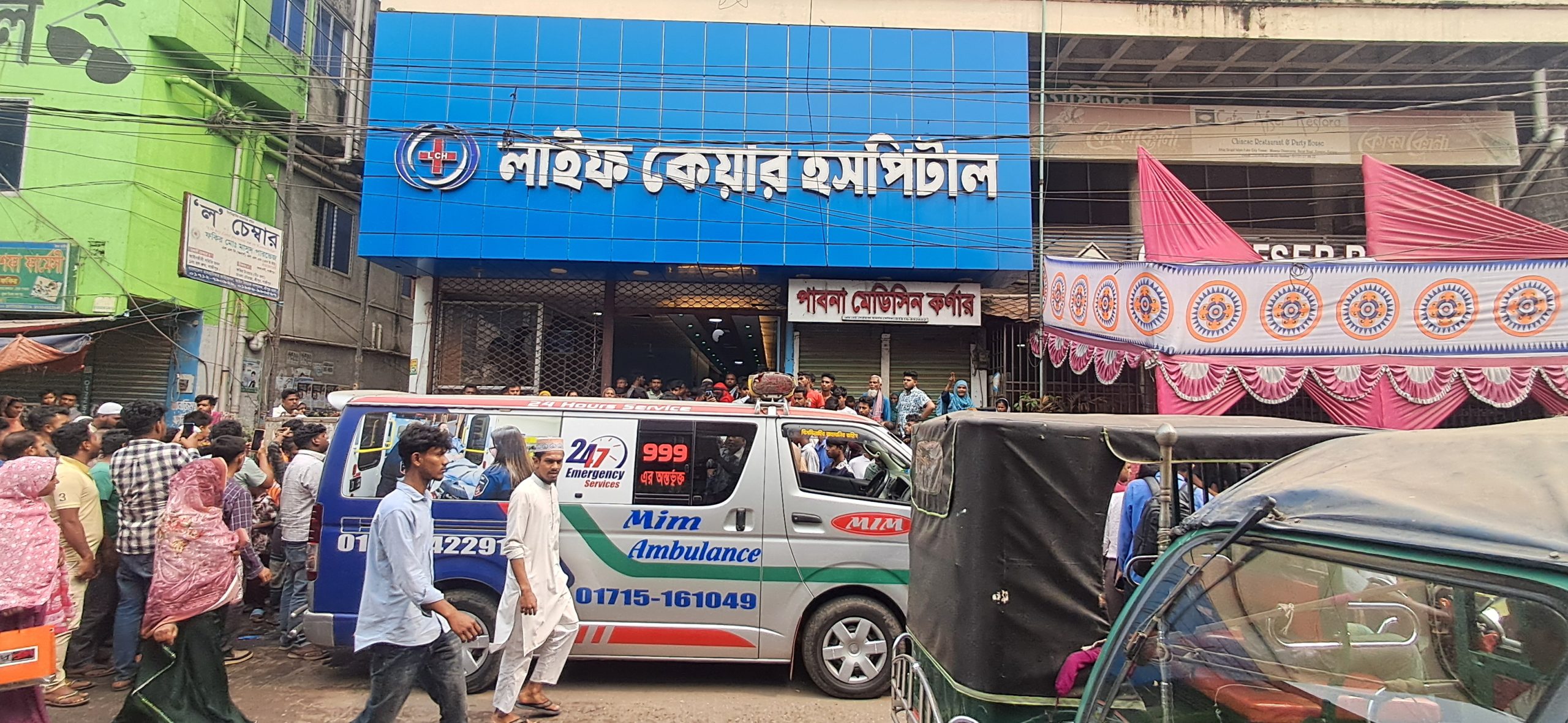 শ্রীপুরে সিজারের পর প্রসূতির মৃত্যু, হাসপাতাল ভাংচুর ও লুটপাটের অভিযোগ