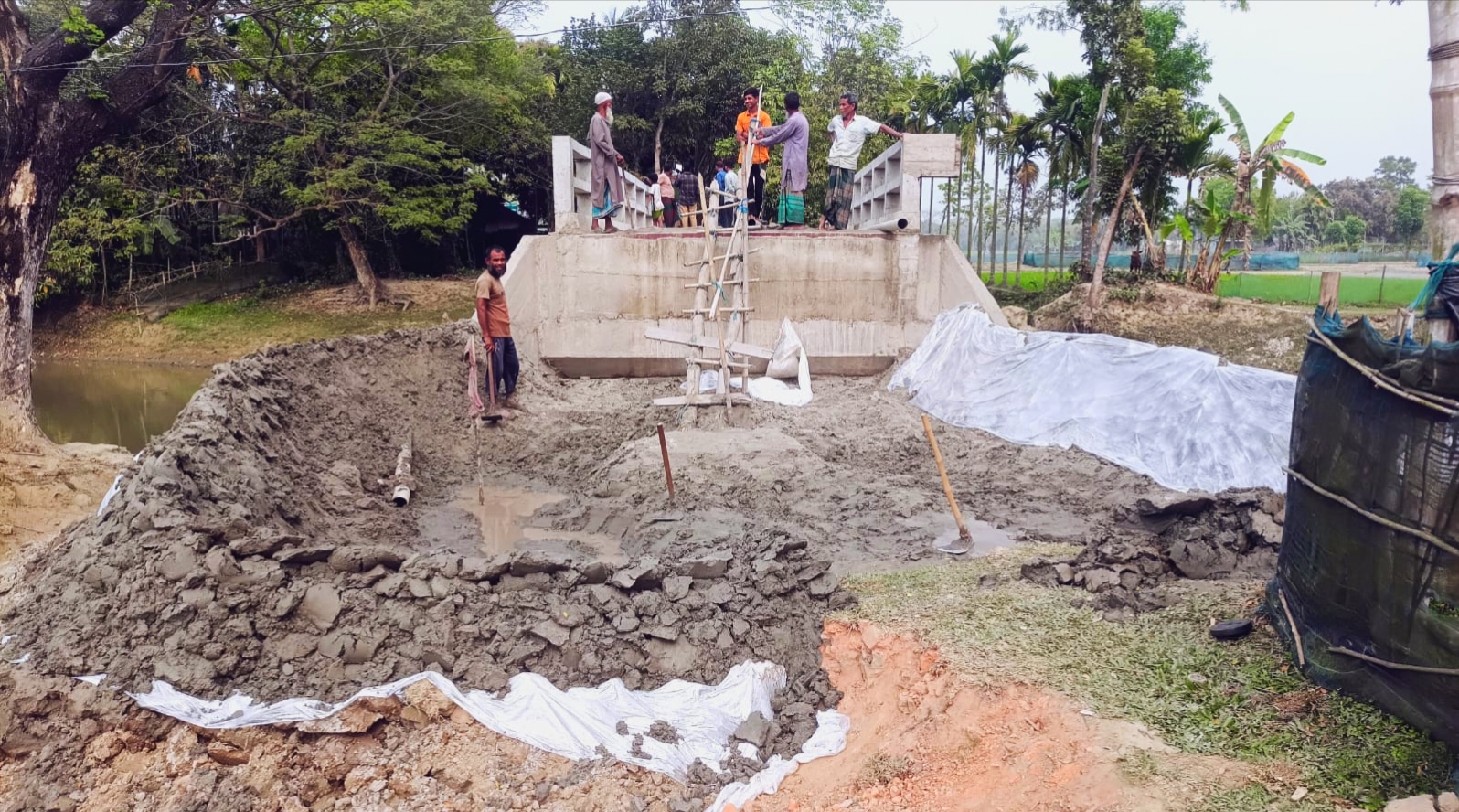 মাটির বদলে বালু দিয়ে ব্রিজের সংযোগ সড়ক! স্থানীয়দের ক্ষোভ