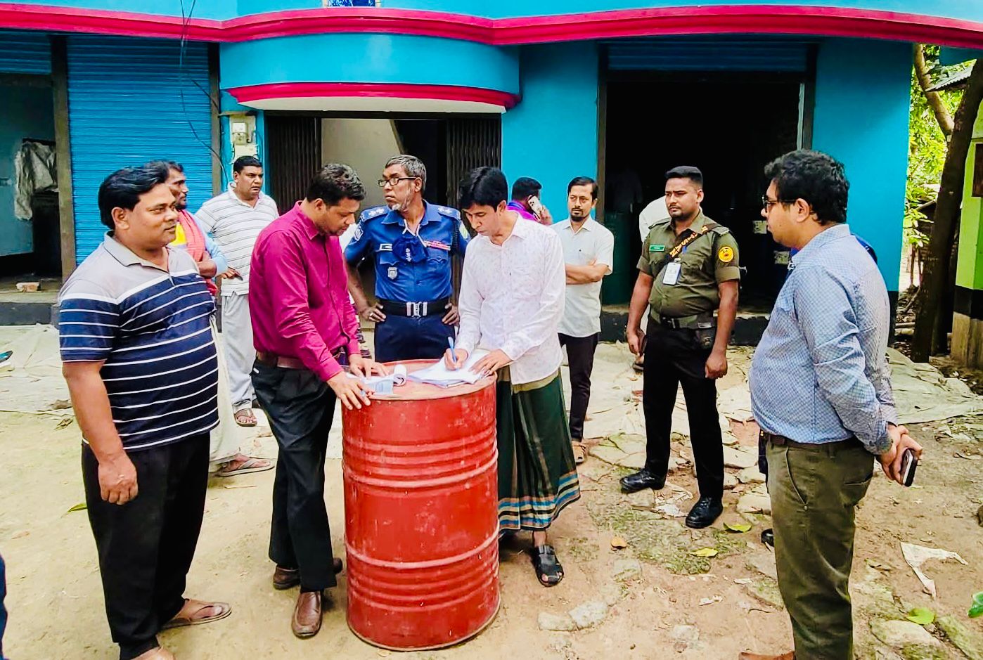 সিংড়ায় অবৈধভাবে জ্বালানি তেল মজুদ করায় ব্যবসায়ীকে লাখ টাকা জরিমানা