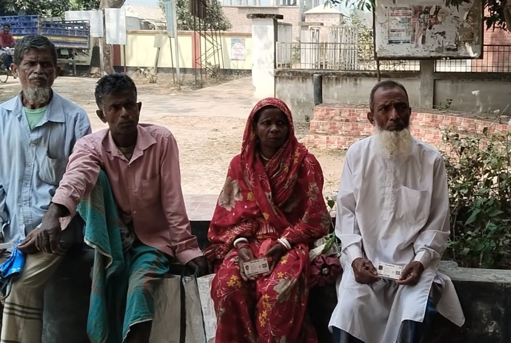 রায়গঞ্জে স্মার্ট কার্ড নিয়েও পণ্য পেলেন না অর্ধশতাধিক মানুষ